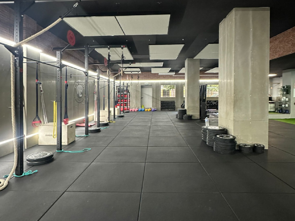 suelos-gimnasio-canarias-pavimentos-beka-rubber-sport-beecross-premium-loseta-caucho-crossfit